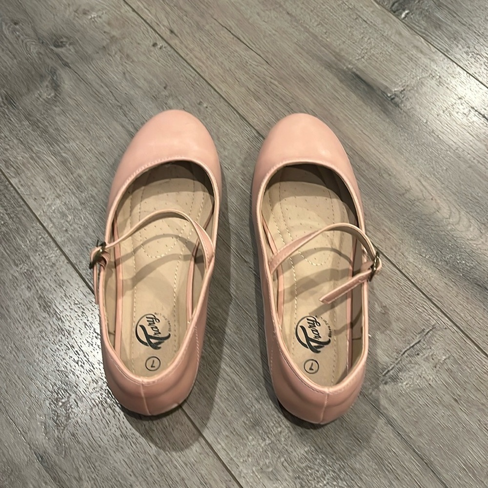 CUTE PINK FLATS!! Never worn size 7!!